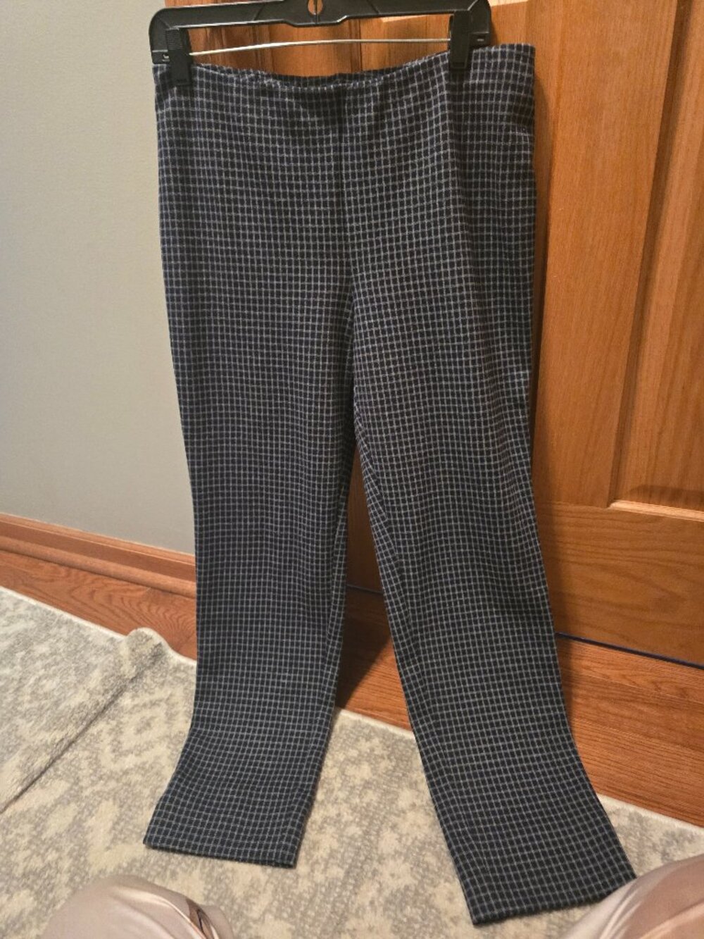 J jilk black checked stretchy pull on pant - size med